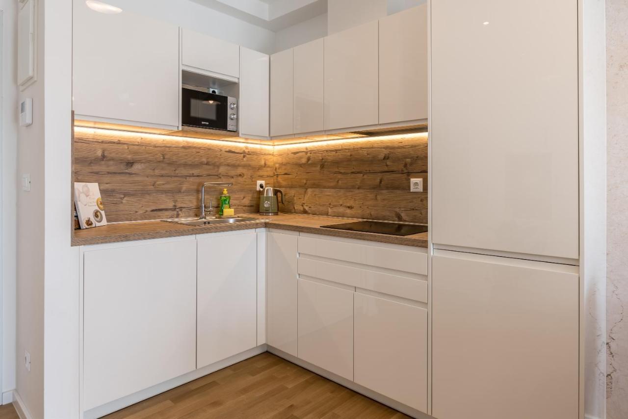 Apartment 6 Islands - & Business - Free Garage Parking Split