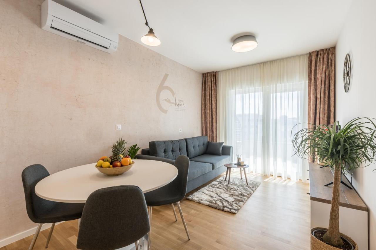 6 Islands - & Business - Free Garage Parking Apartment