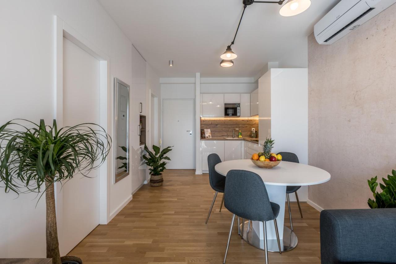 6 Islands - & Business - Free Garage Parking Split